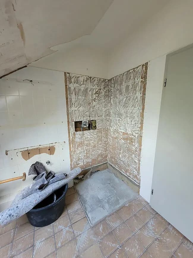 Badsanierung mit Badewanne und Dusche im Dachgeschoss in Hamburg - Zustand vorher