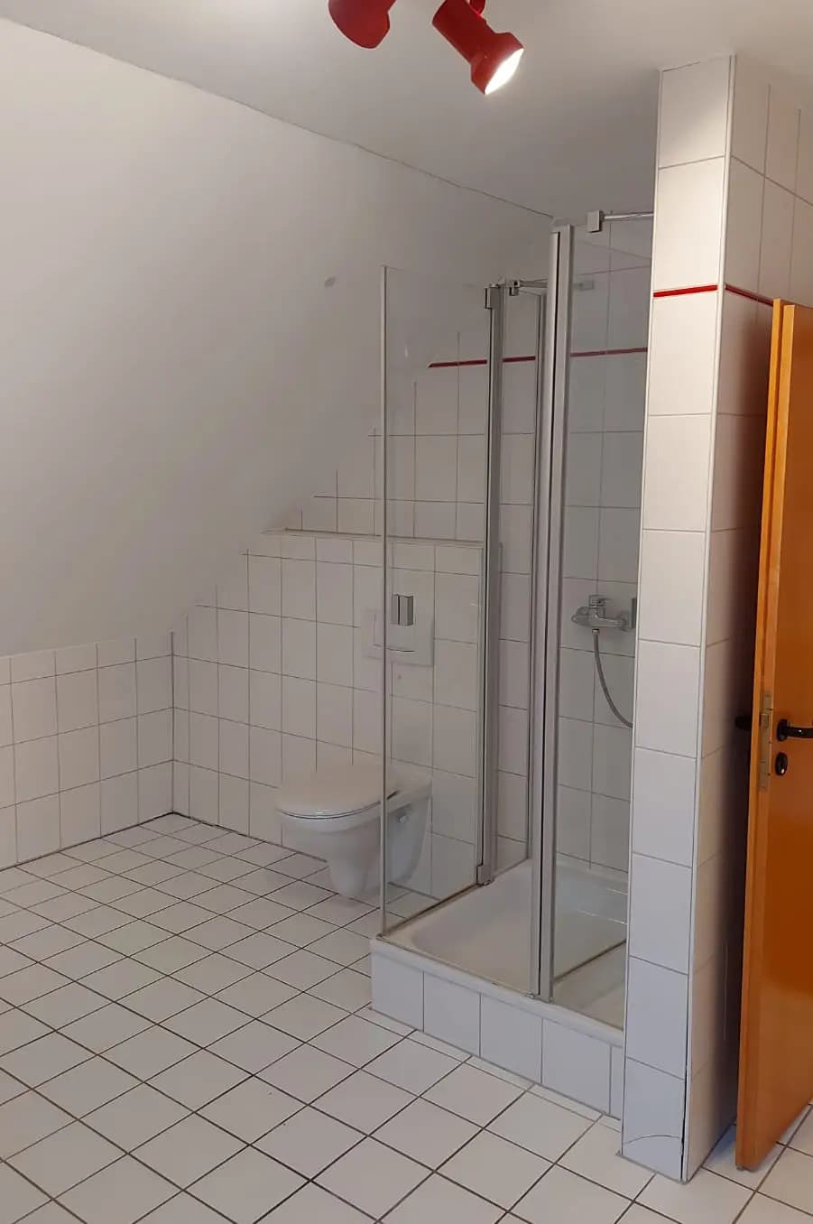Dachgeschoss-Bad mit ebenerdiger Dusche & Sauna in Hamburg - Zustand vorher