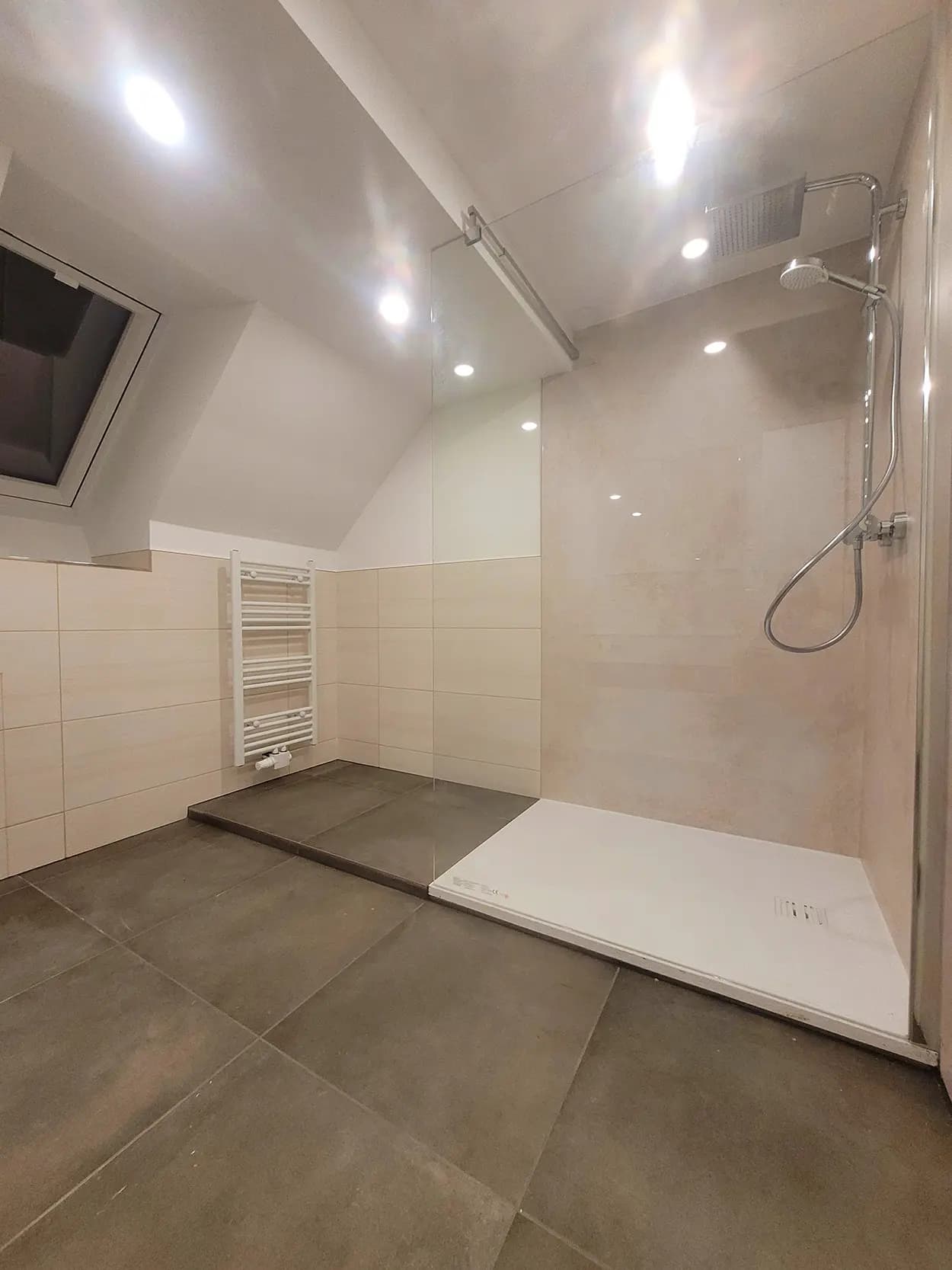Dachgeschoss-Bad mit ebenerdiger Walk-In-Dusche - Badsanierung in Hamburg
